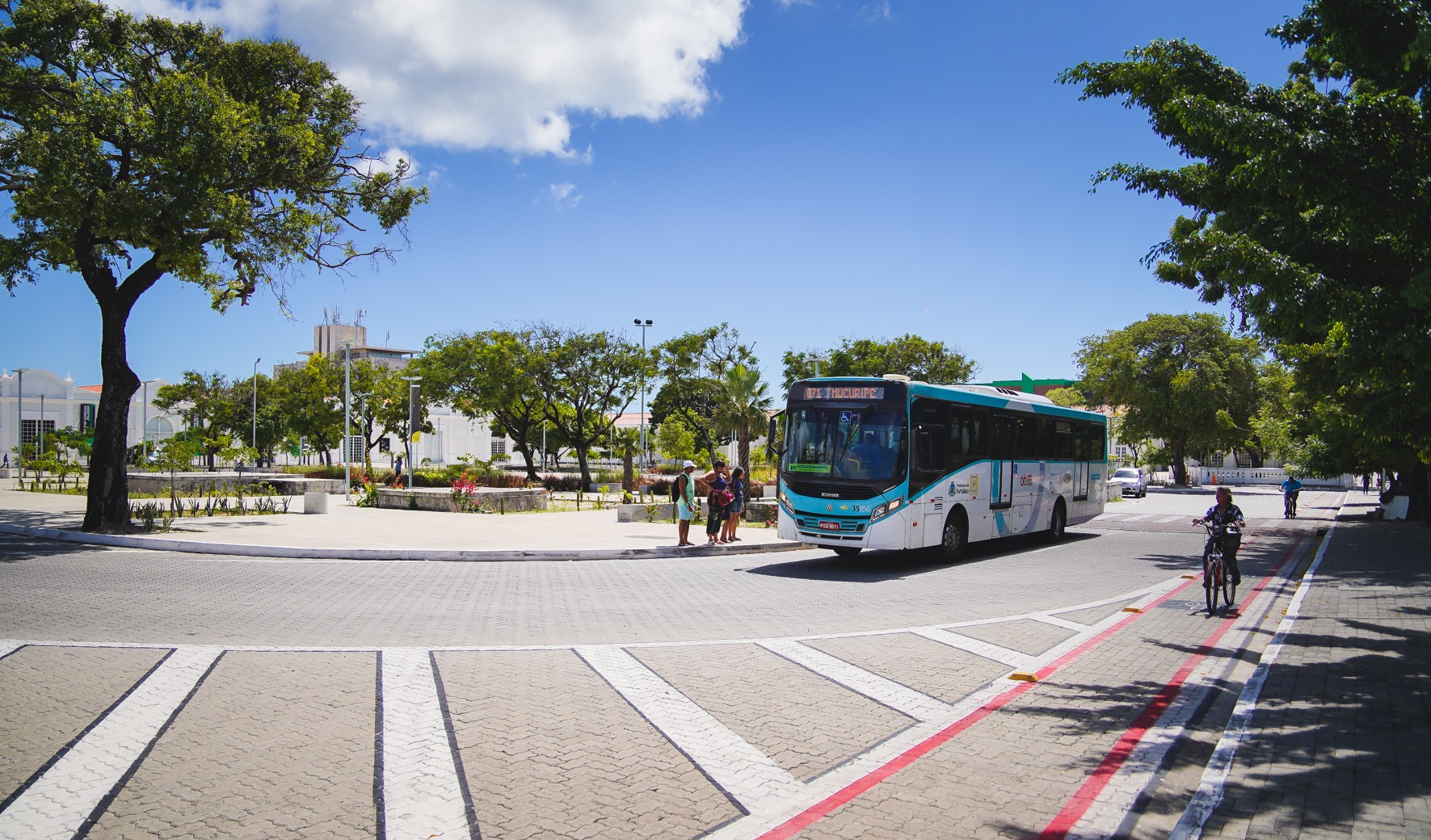 ônibus passando da praça da estação das artes